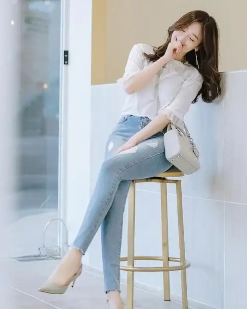 普通牛仔裤穿在美女模特身上看着又美又迷人