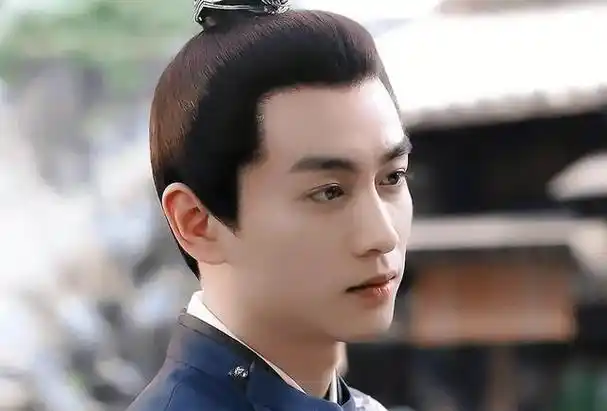 事实证明,"事业爱情两不误"的陈晓,逐渐走上了一条另一条大道