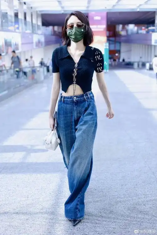 刘惜君今日份机场照曝光黑色绑带露腰上衣小性感拿捏了