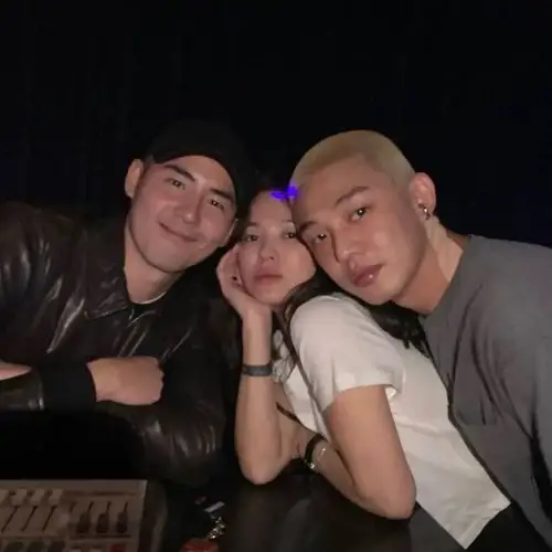 关于两个人之间的恋情绯闻也一直是沸沸扬扬,不过这一次刘亚仁公开