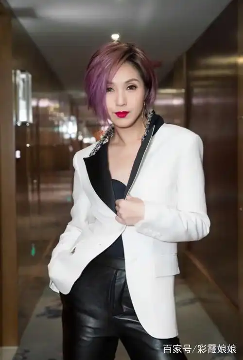 短发,头发的颜色还是经典的紫色,似乎这样的发型已经成为了她的标配了