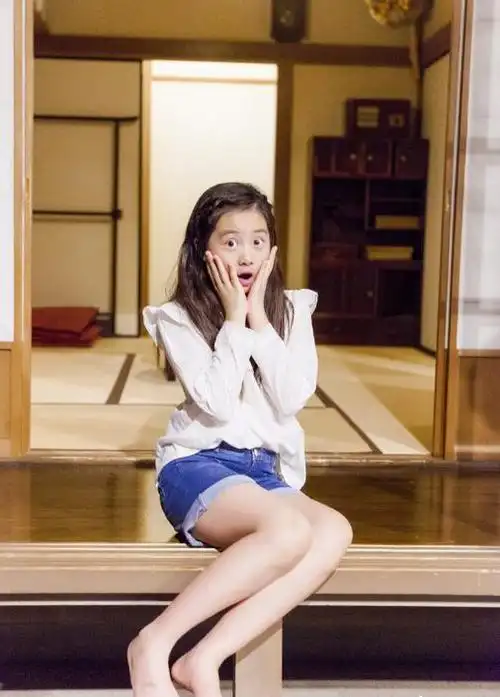 黄多多已经完全是国际小名媛了