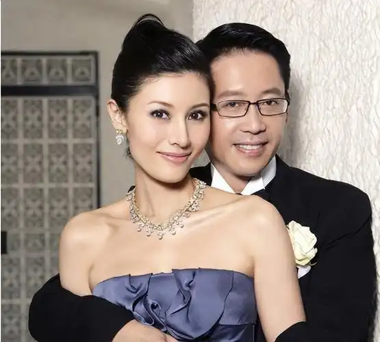 周慧敏和老公出席晚宴,60岁倪震秃头苍老,变成沧桑油腻大叔