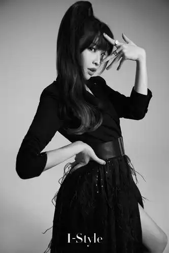 袁咏琳黑白加冕气场自在乘风破浪