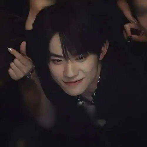 易烊千玺不明显头像share