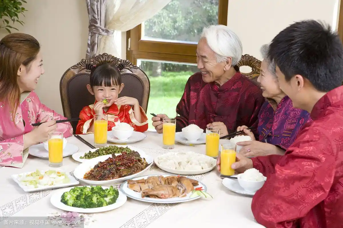 穿着唐装的三代同堂进餐