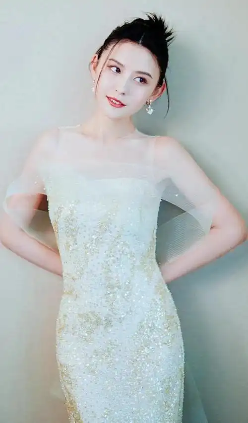 美女热依扎机场吊带半球美照