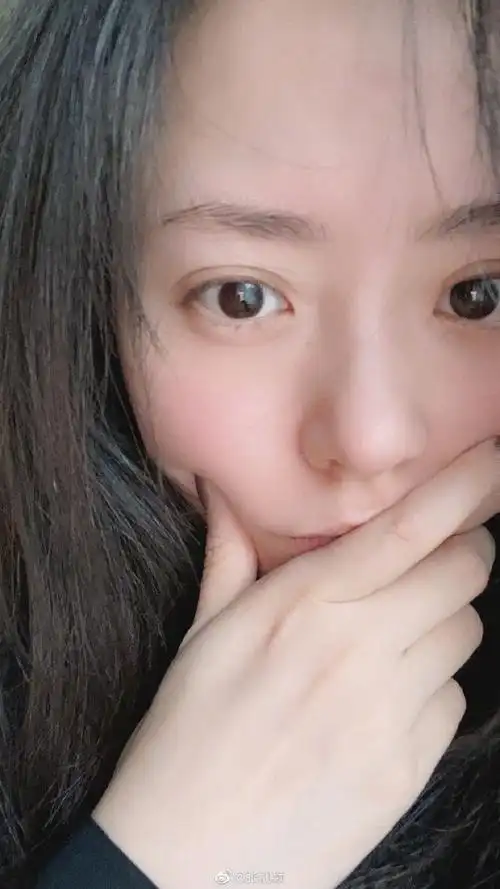 张靓颖穿小熊毛衣元气活泼 素颜皮肤透亮惹人羡|自拍_网易订阅