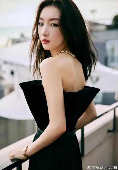 在巴黎宴会上独享超大排场,穿黑裙把大家都惊艳到|周冬雨|宴会|造型