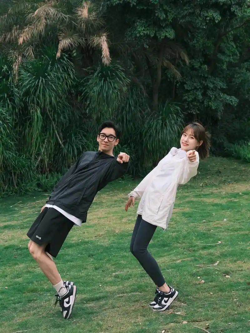 沙雕情侣拍照姿势这样拍 太有趣啦!#情侣拍照姿势 #一定要和 - 抖音