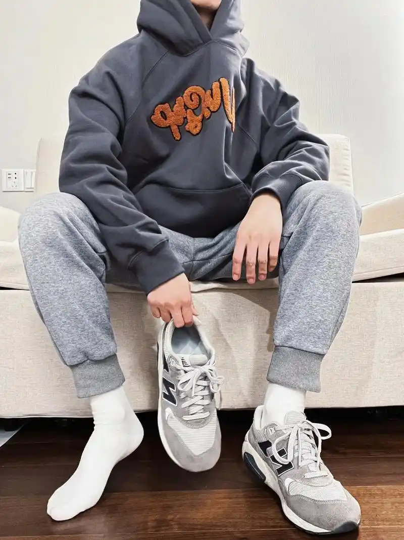 穿上好看的卫衣去拍照91.是初秋plog #男生穿搭 #oo - 抖音