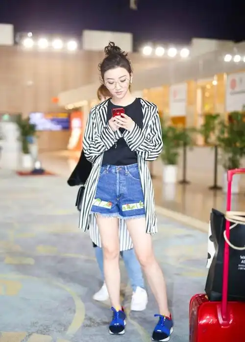 这和景甜年轻时候学习舞蹈有很大的关系,实际上景甜之所以会走路姿