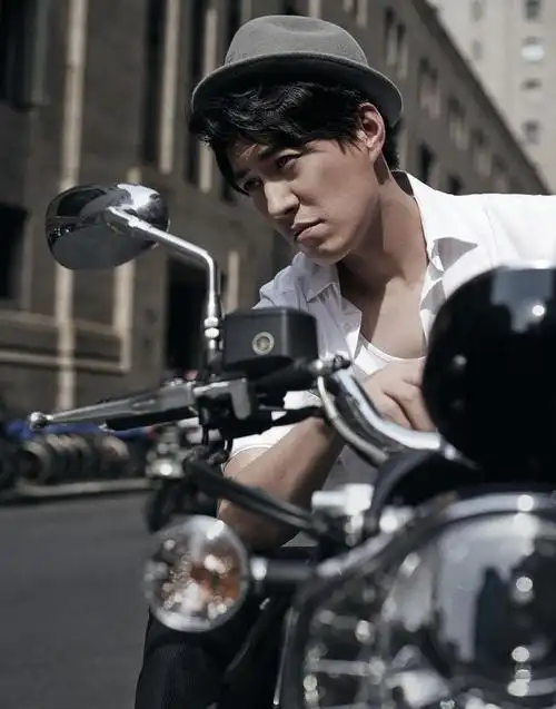 靳东拍写真太帅老干部hold住机车哈雷雅痞范儿