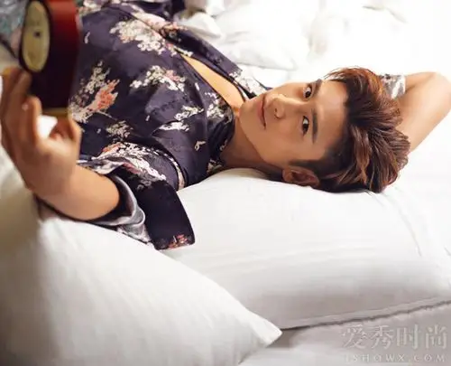 张云龙写真大片身材比例完美衣领大开走痞帅风