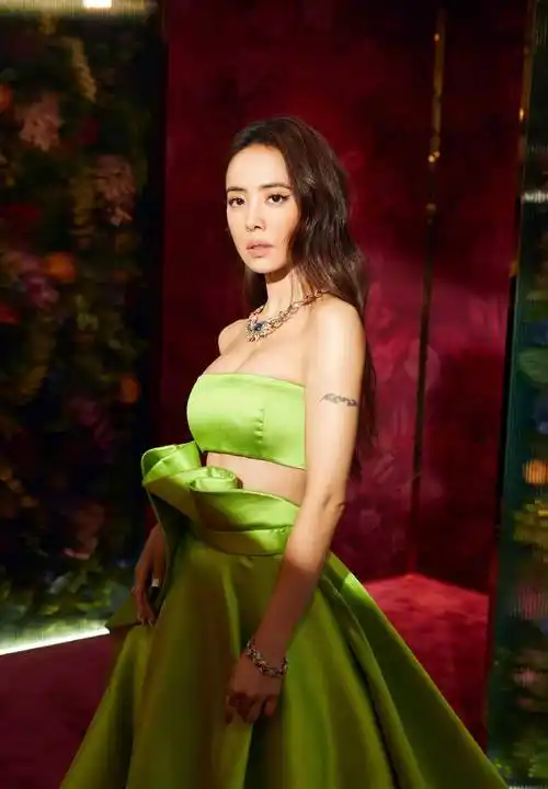 蔡依林好穿,绿色又灵动,自信又浪漫_活动_时尚_身材