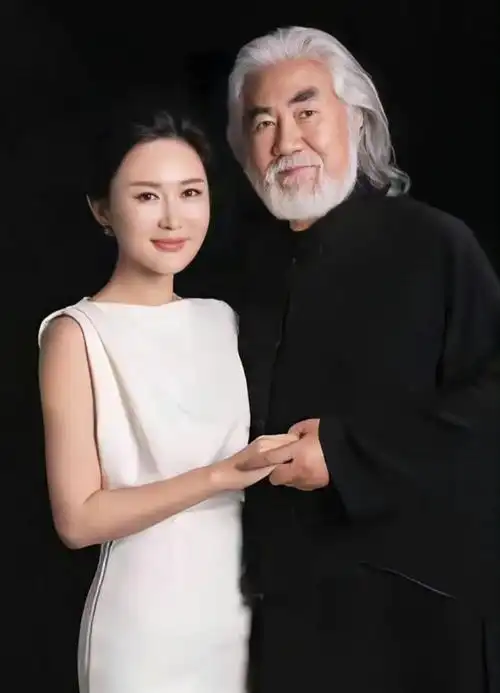 张纪中公布小31岁妻子合照,杜星霖身穿汉服温柔慈爱