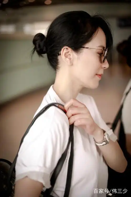 俞飞鸿的状态也非常好,虽然是素颜皮肤还是那么白皙,一点皱纹都看不