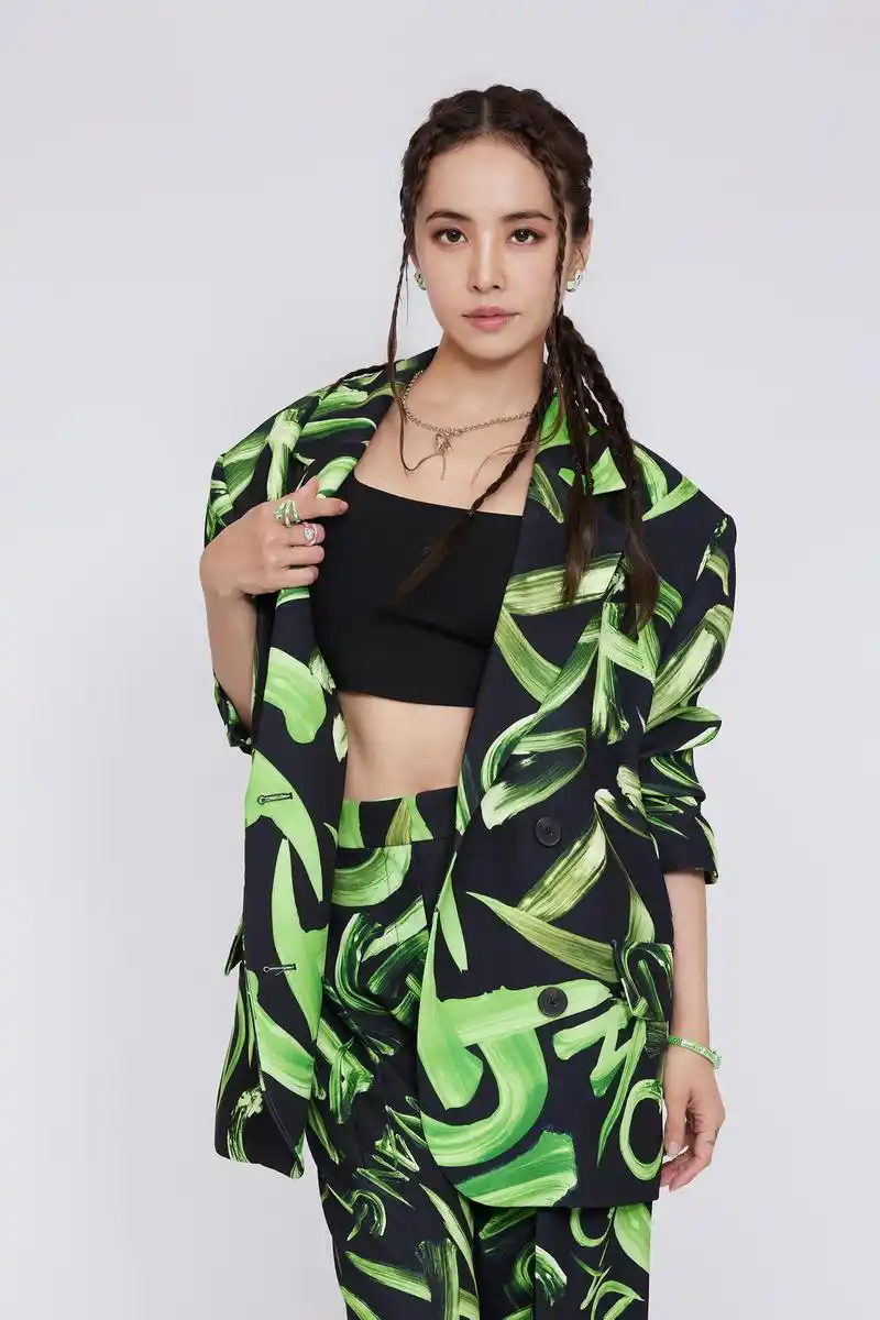 原创蔡依林40岁了穿衣依然很胆大身穿拼接连衣裙秒变潮流女王