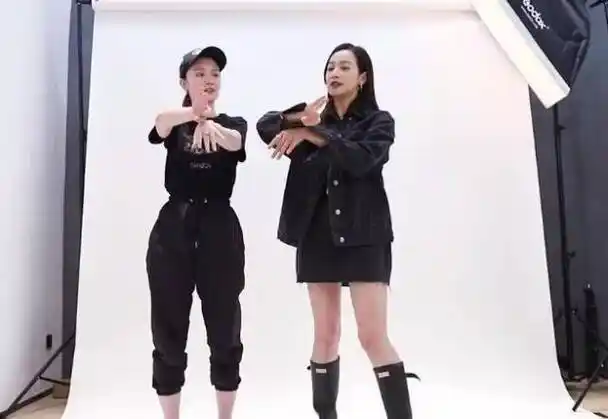 原创宋茜教张萌跳舞一个平底鞋一个内增高谁谎报身高一目了然