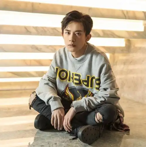 易烊千玺新发型成熟了不少,只是这拍照姿势有点特别!