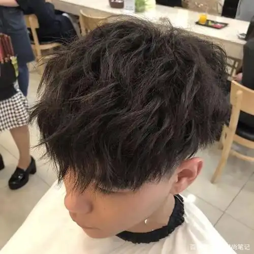 说到渣男发型,第一想到的就是"锡纸烫"