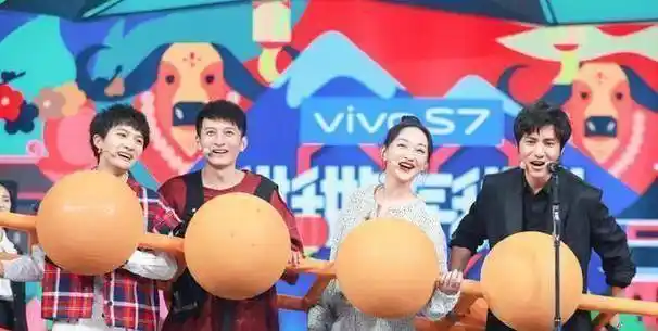 原创原创快乐大本营周迅躺着玩手机鼻梁被砸伤陈坤周迅默契度满分