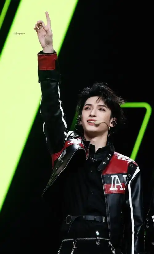 严浩翔超话#严浩翔叁重楼暨出道四周年演唱会#严王杀回来了@时代少年