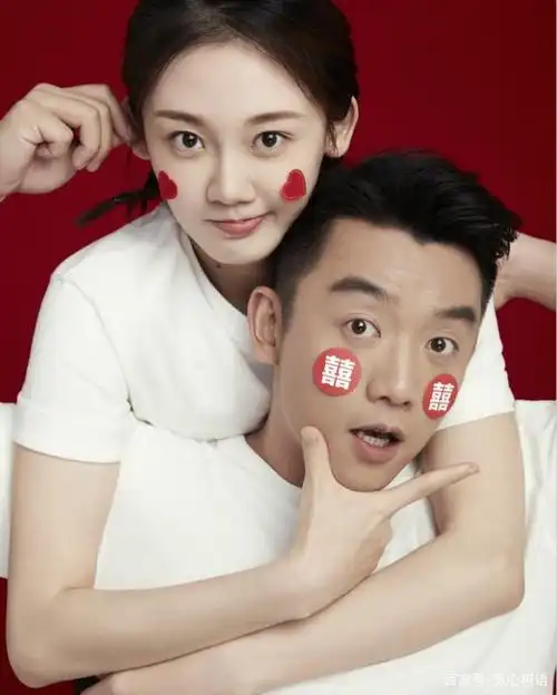 5月21日13点14分,郑恺与苗苗在微博晒结婚照官宣结婚喜讯!