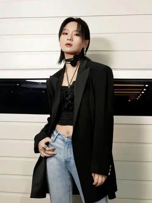周笔畅穿黑色西装选oversize设计更有型