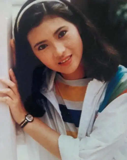 蓝洁瑛旧照搜集,长发撩人,短发清新,与刘德华的合照太配了