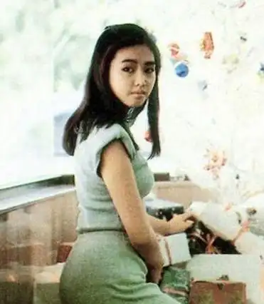 看了朱丽倩年轻时的照片, 才明白刘德华当初为何没有选择喻可欣