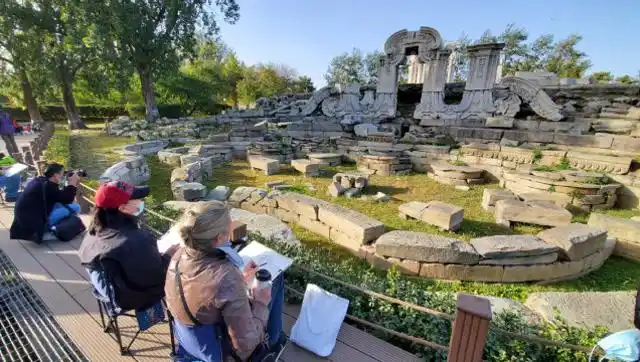 北京圆明园看到外国人画画,大家觉得画的好吗?