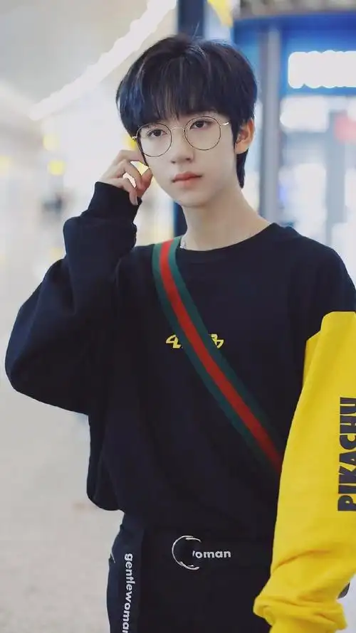 时代少年团贺峻霖,穿搭风格可爱清新,配色更是心动又惊艳!