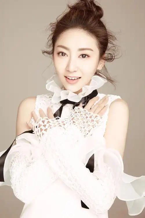 赵艺时尚大片曝光完美演绎清新甜美