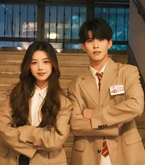 8月11日,国内恋爱综艺《怦然心动20岁》第三季中的蔡依珞和傅嘉启同时