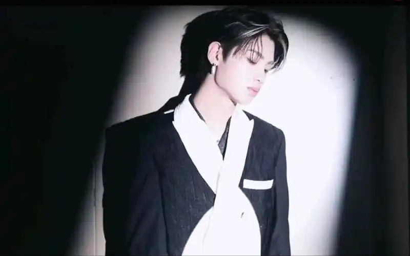 黄明昊潮流黑白拼接西装拍摄花絮