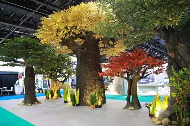 首先配合周围环境设计仿真假树效果图,颜色,造型要与周围环境相结合.