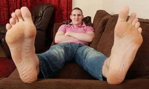 英国小伙穿63码鞋子,鞋子可以放下一个婴儿,真是让人大跌眼镜!