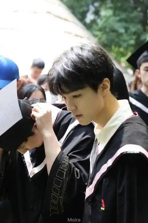 王俊凯:毕业典礼那天我一定要做把学士帽扔到最高的那一个_北电_凯凯