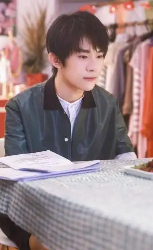 易烊千玺壁纸:原谅我不可自拔,不经意看你一眼百米冲刺都会停下