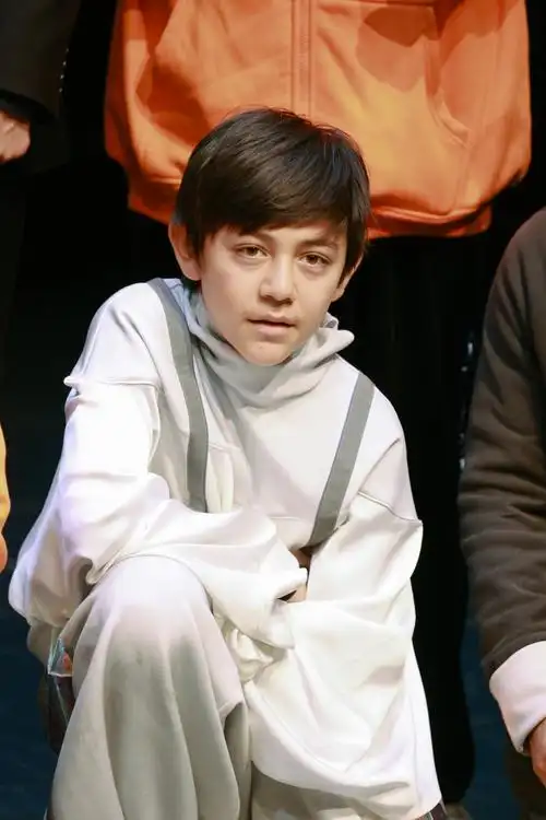 刘烨儿子诺一出席广州某活动 眼神深邃初见少年感__财经头条