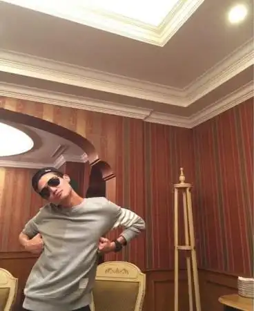 萧亚轩拖新欢逛超市 素颜现身狂扫货