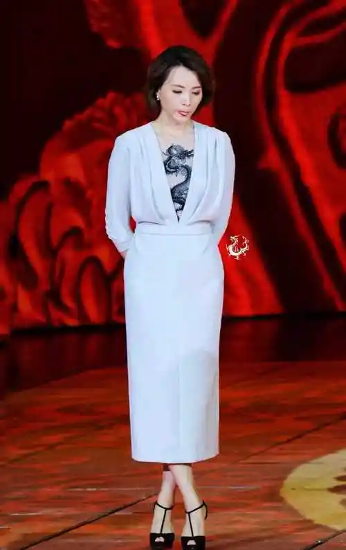 董卿优雅感无敌了,穿蓝色连衣裙配波波头,真是中年女性穿搭典范_气质