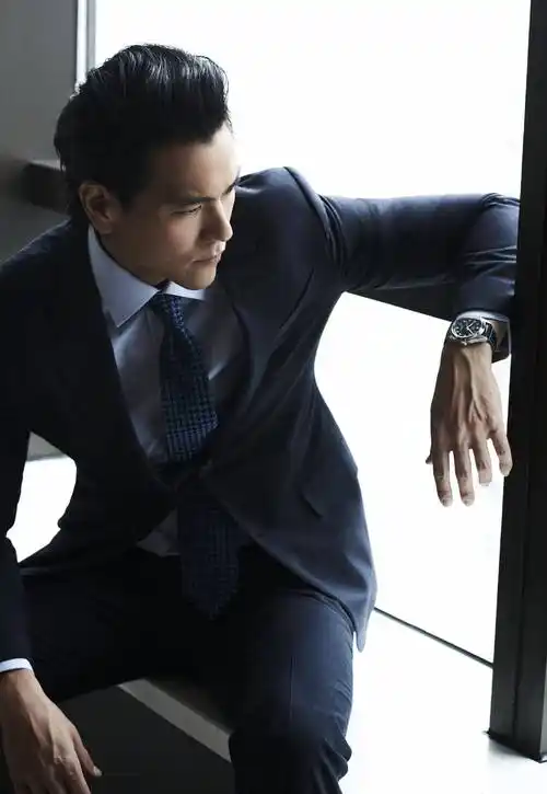 彭于晏连帽衫戴墨镜,帅气如少年,包裹严实也能感受到肌肉线条_灰白色