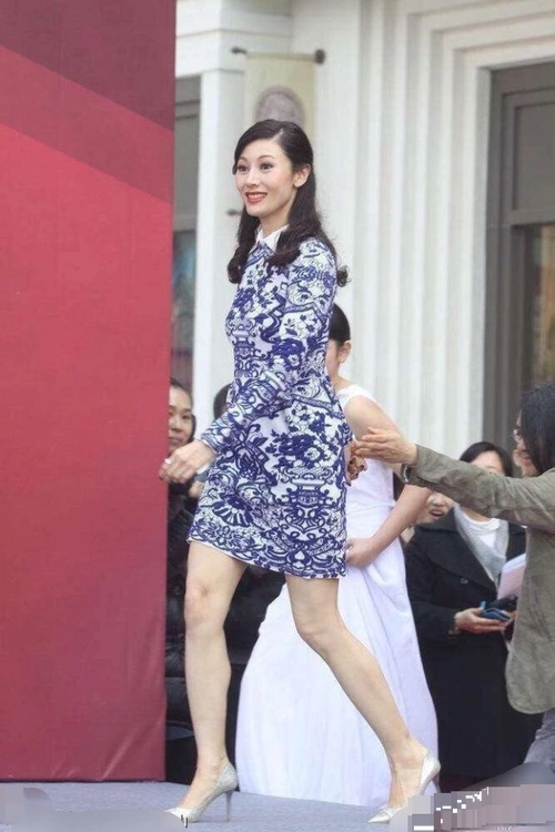 这是50岁?李嘉欣穿旗袍秀少女身材