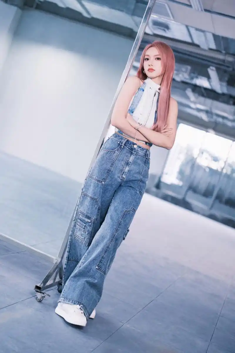 程潇# 牛仔背心搭多口袋工装牛仔裤,丰腴曼妙身姿,清新潮酷,经典时髦