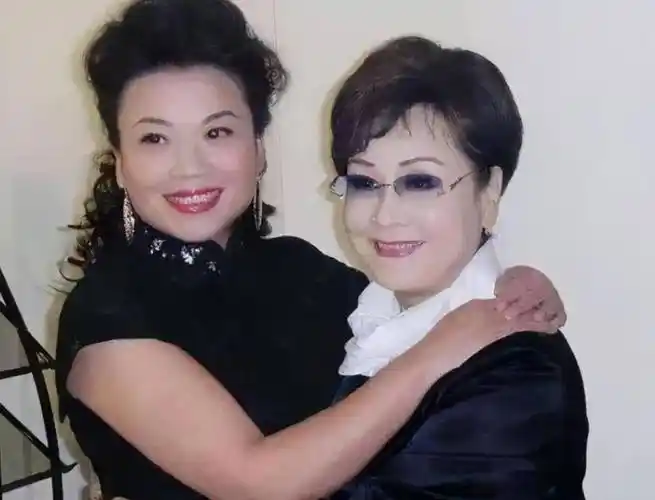 与张也母亲同在湖南花鼓戏剧院做演员的同事,女高音歌唱家李谷一老师