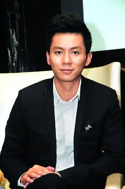 李晨参加朋友生日聚会近照曝光整个人精神显憔悴网友干枯了