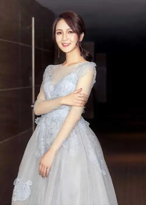 日前,湖南卫视新晋花旦主持靳梦佳现身北京主持盛典,一袭淡蓝色露肩