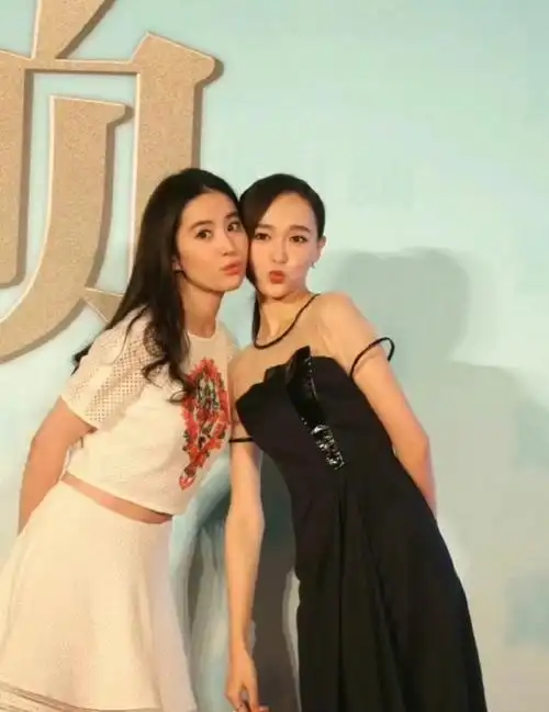 唐嫣刘亦菲10年对比:从空姐服到晚礼服,我直呼花期不是一般的长